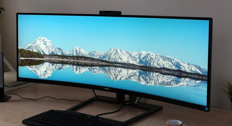 Co daje zakrzywiony monitor? Komfort pracy i większa immersja