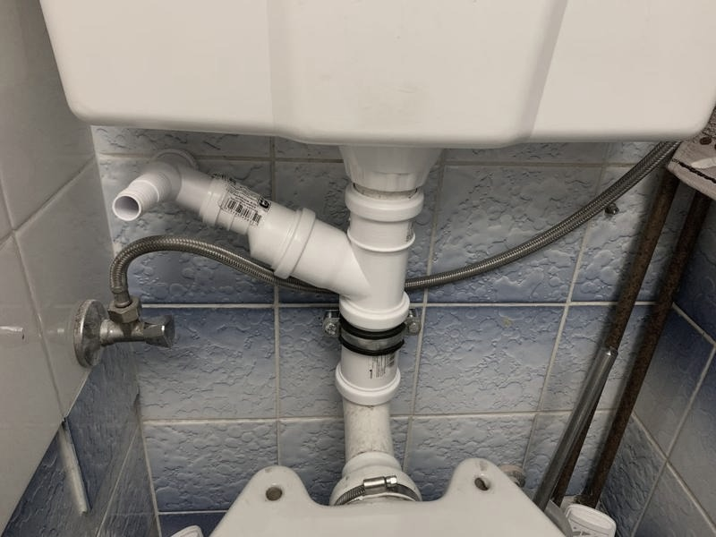 Jak podłączyć odpływ pralki do WC? Szczelne połączenie bez przykrych zapachów