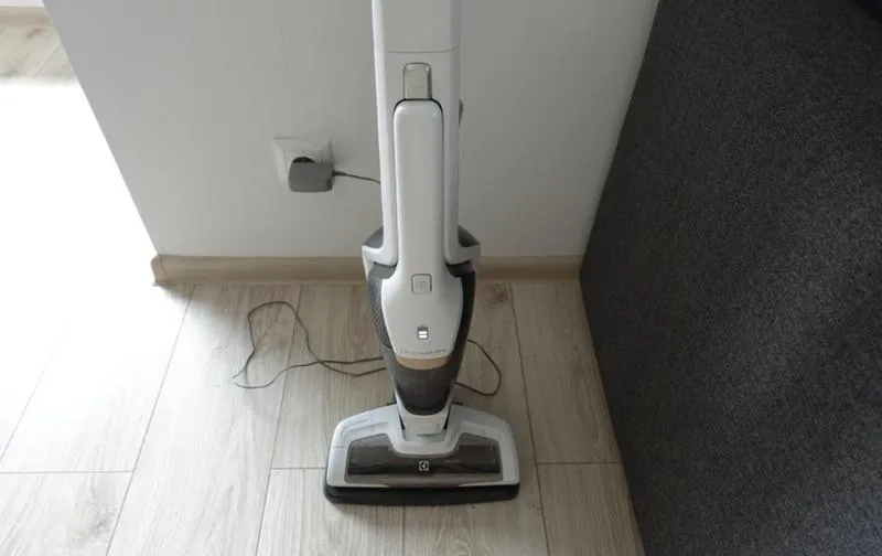 Ładowanie odkurzacza bezprzewodowego